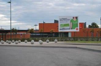 Photo prise de la rue du lycée de fronton